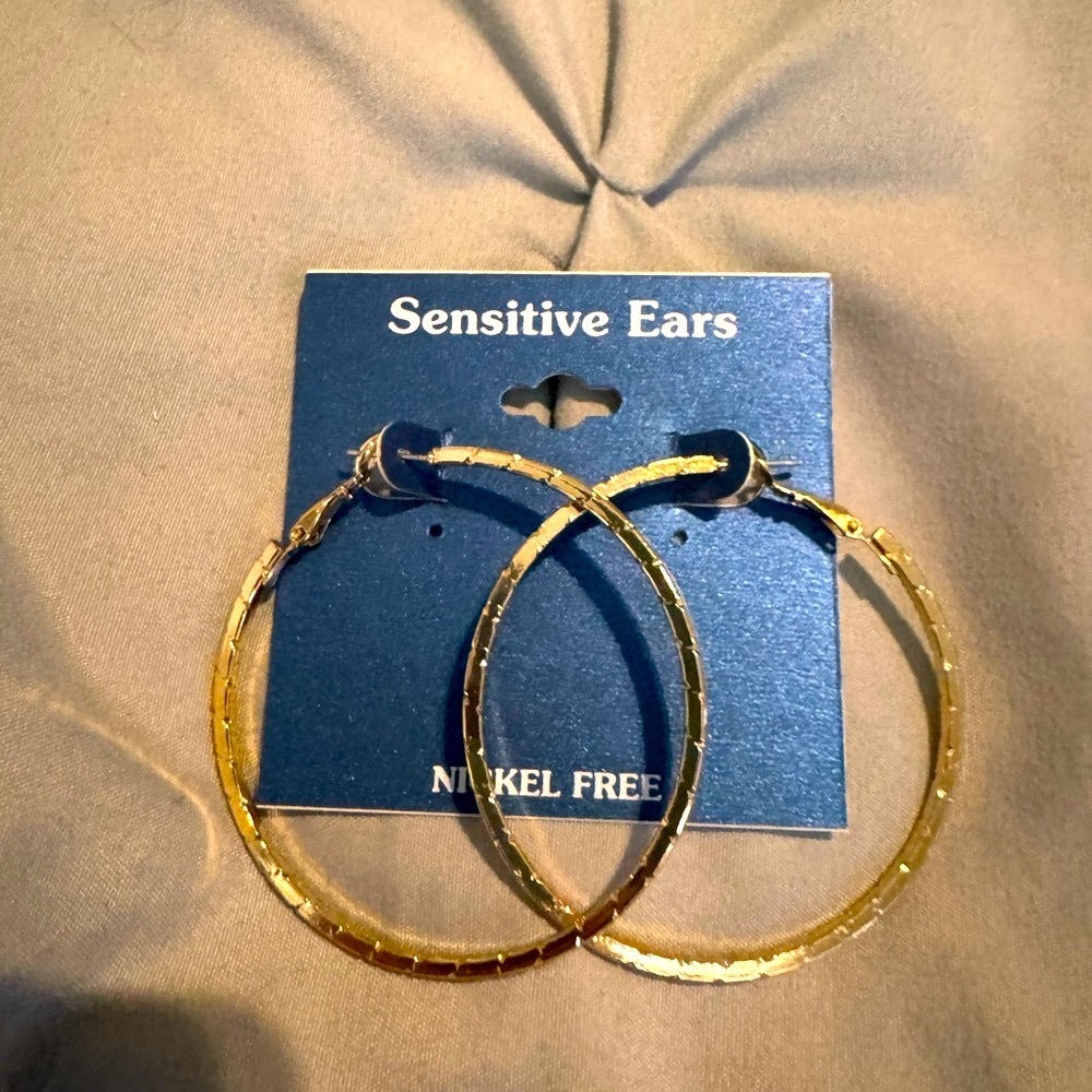 Golden hoop earrings for sensitive skin NWT - Picture 2 of 3